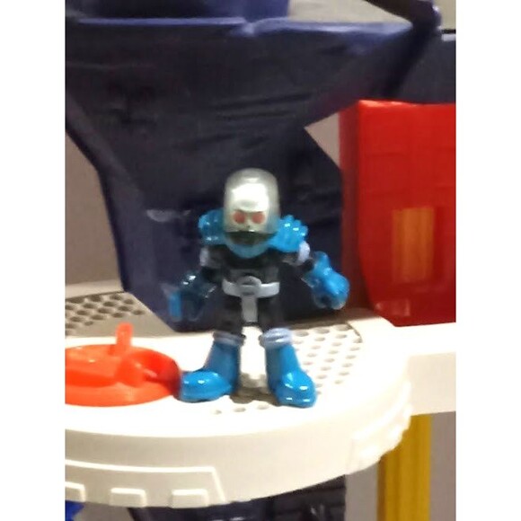 Imaginext DC Super Friends Batman Super Surround Batcave Playset - Picture 6 of 16